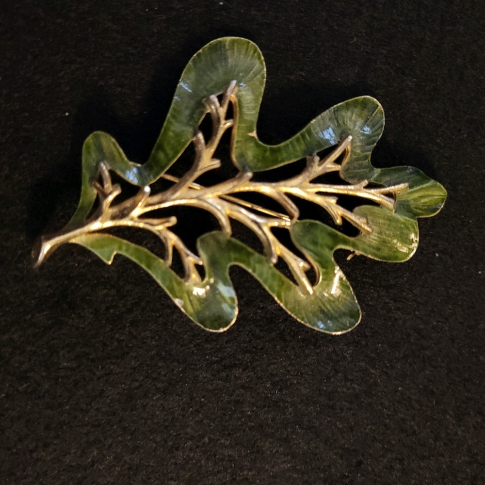 Sarah Coventry leaf broach